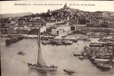 CPA Marseille Un Coin du Vieux Port et Notre Dame de la Garde Bateaux