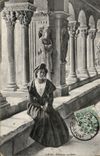 CPA Arles Arlesienne Au Cloitre Folklore