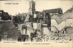 CPA Guerre Soissons La Rue Des Francs Boisiers Militaria