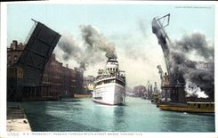 VINTAGE POSTCARD Chicaco Roosevelt Passing Through State Street Bridge Boat