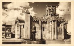 VINTAGE POSTCARD Royat the Church Holy Light