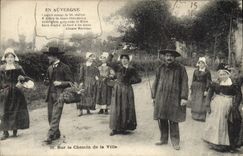 CPA En Auvergne Sur le chemin de la ville Folklore 
