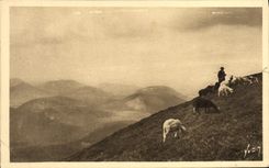 CPA Clermont Ferrand Au sommet du Puy de Dome Les monts Domes ou chaine des Puys
