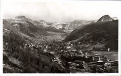 CPA Le Mont Dore La ville et la vallee de la Dordogne