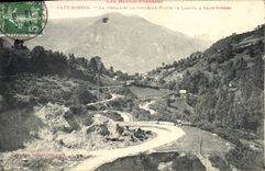CPA Eaux Bonnes La Vieille Et La nouvelle Route de Laruns a Eaux Bonnes 