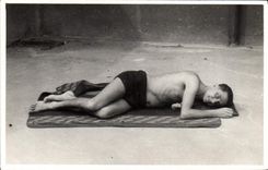 CARTE PHOTO Homme en maillot de bain