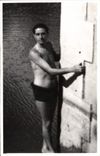 CARTE PHOTO Homme en maillot de bain