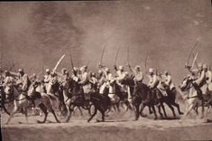 CPA Charge de Spahis Chevaux Militaria 