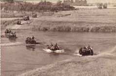Bici del motor del grupo de la POSTAL de la VENDIMIA que pasa un Ford Militaria