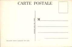 Bici del motor del grupo de la POSTAL de la VENDIMIA que pasa un Ford Militaria