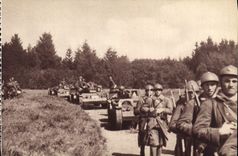 CPA Infanterie avec ses chenillettes Militaria 