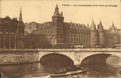 CPA Paris La Coneiergerie et le Pont au Change Bateau Peniche