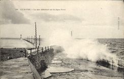 CPA Le Havre La Mer Deferlant sur la Digue Nord
