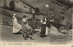 CPA Types d'Auvergne La Bourree Folklore 