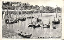 La POSTAL Treport de la VENDIMIA el puerto tiene barcos de la alta marea