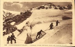 Paso de Chamonix Mont Blanc de la POSTAL de la VENDIMIA de una grieta bajo alpinismo grande de las mulas