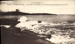 CPA Tregastel La Mer a L'Entree du Gouffre A l'horizon Le De