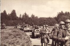 Infantería de la POSTAL de la VENDIMIA con el su tanque de Militaria de las orugas