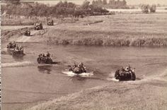 CPA Peloton Moto Passant Un Gue Militaria