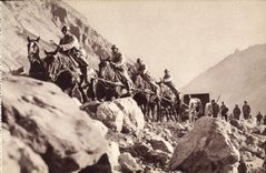 CPA La Recherche D'Une Position De Batterie En Montagne Militaria