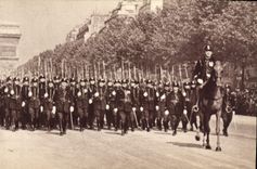 VINTAGE POSTCARD Mobile Republican guard Horses Arc de Triomphe Paris
