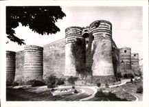 CPM Le Chateau d'Angers Vue sur les Tours et les Fosses