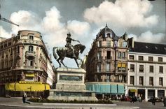 CPM Orleans Place du Martroi et Statue de Jeanne d'Arc