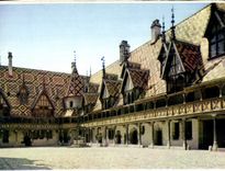 CPM Beaune Cour d'Honneur Batiments Sud Et Ouest Relies A La Chapelle 