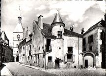 CPM Avallon Tour De l'Horloge Et Maison du 15eme