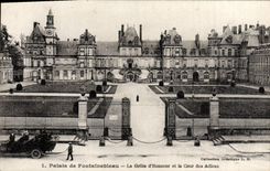 CPA Palais De Fontainebleau La Grille D'Honneur Et La Cour Des Adieux