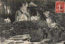 VINTAGE POSTCARD Palate of Versailles Park baths of Apollo