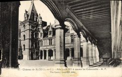 CPA Chareau de Blois Aile Louis XII a travers la colonnade 