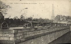 VINTAGE POSTCARD Paris Guns Of the Invalids Guns Eiffel Tower