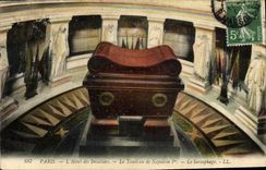 CPA Paris L'Hotel Des Invalides Le Tombeau De Napoleon 1er le sarcophage