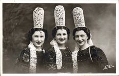 VINTAGE POSTCARD Pretty Trio De Bigoudennes Women Folklore