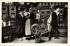 CPA En Bretagne Autour des lits clos Le depart du marin Folklore