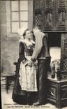 CPA En Bretagne Antour du Lit Clos Tendresses Folklore