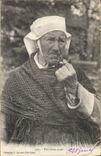 CPA Un Bonne Pipee Folklore Bretagne