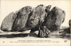 CPA Costumes Moeurs Et Costumes Bretons Pierre sacree des druides donnant aux femmes steriles le bonheur d'etre meres 