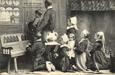 CPA En Bretagne La priere du soir dans une ferme bretonne Folklore Enfants