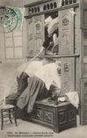 CPA En Bretagne Autour du lit clos Voisine peu Commode Panique Folklore