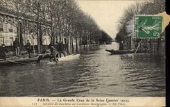 CPA Paris La Grande Crue de la Seine Janvier 1910 Service de bachots de l'avenue Montaigne 