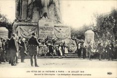 CPA Paris Les Fetes De La Victoire 14 juillet 1919 Devant le Cenotaphe La delegation d'Alsace Lorraine CPA Paris Les Fe