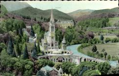 VINTAGE POSTCARD Heavy the Basilica and Gave Monument