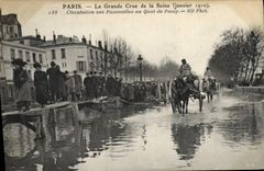 CPA Paris La Grande Crue de la Seine Janvier 1910 Circulation des passerelles au quai de Passy 