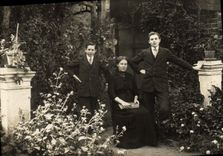 CARTE PHOTO Colombes Famille Jeunes hommes Femme