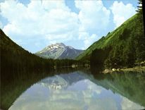 POSTAL MODERNA nuestras reflexiones hermosas de las montan@as en un lago de la montaña