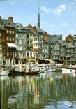 CPM Houlgate Le Vieux Bassin Le Quai Sainte Catherine et ses facades pittoresques
