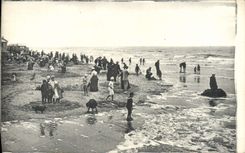 CPA Sur la plage Folklore