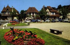 CPM Houlgate Perle de la Cote Fleurie Place de l'Eglise maisons normandes